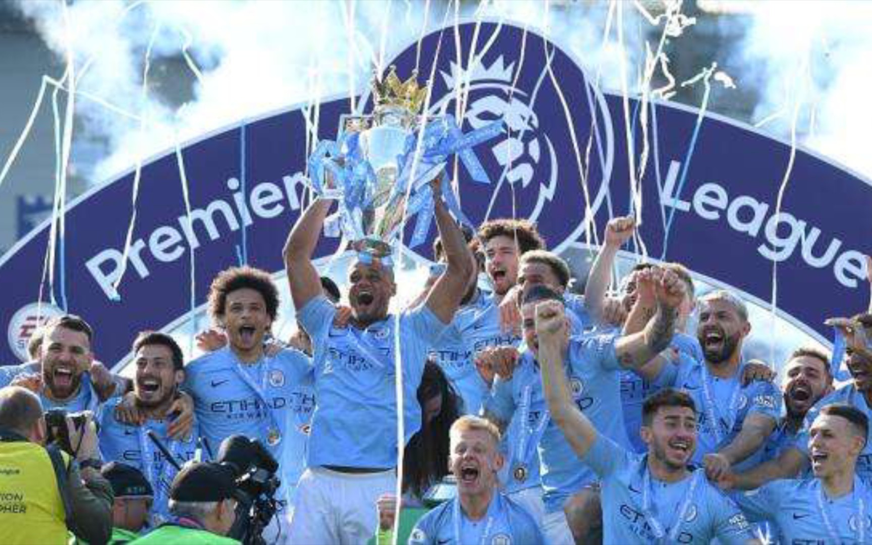 背后有着双 背后有着双